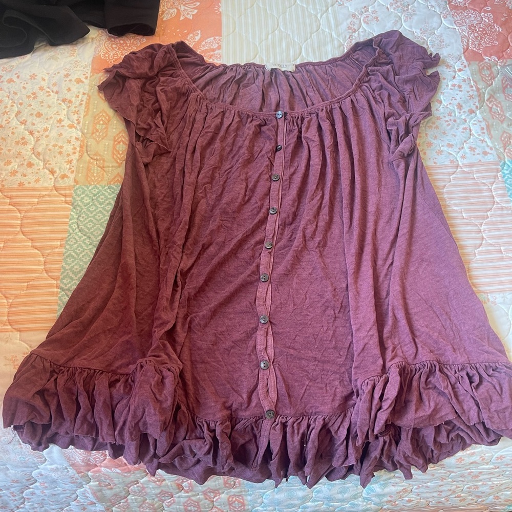Button down hemmed maroon top